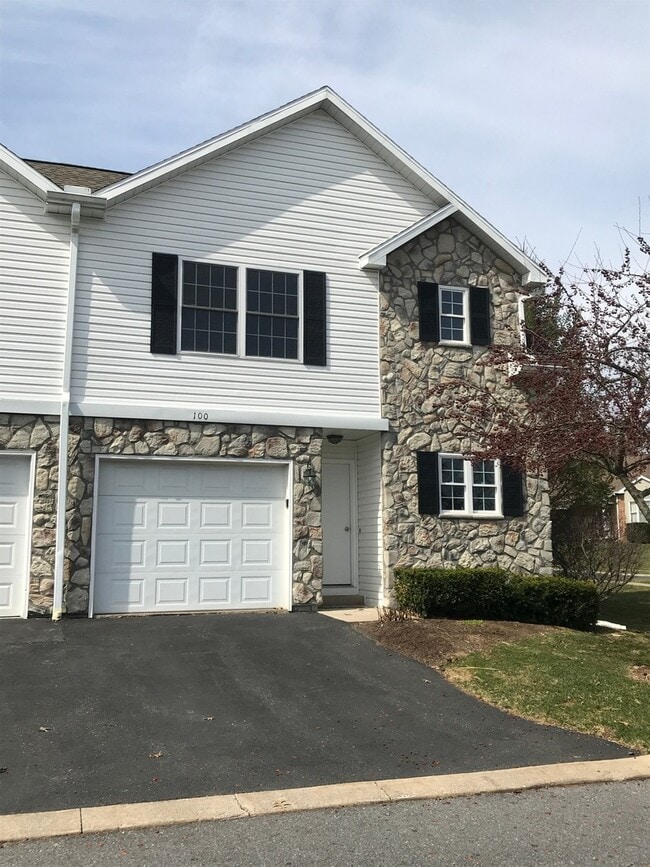 Building Photo - Beautiful State College townhouse available June!