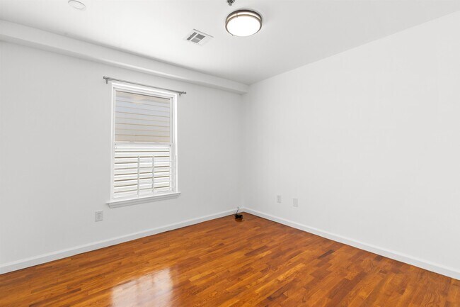 Building Photo - 718 23rd St