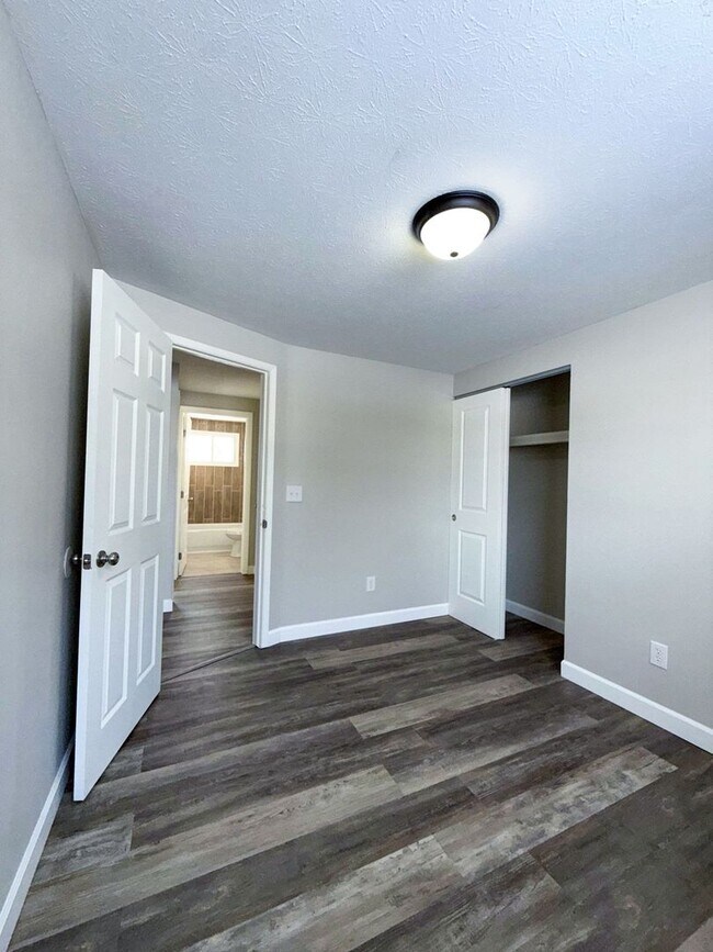 Building Photo - Newly Renovated 3BR Home on a Quiet Cul-de-Sac | Spacious Yard & Basement