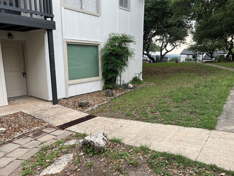 Building Photo - 1033 Parkview Dr