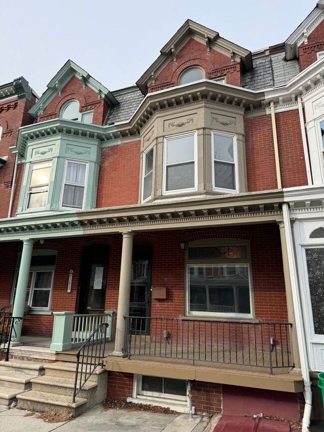 Building Photo - LARGE FIVE BEDROOM ROW HOME