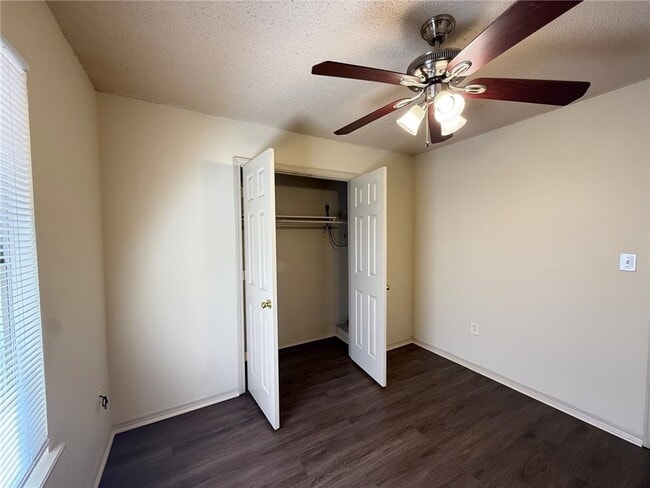 Building Photo - 2310 N Raven Ln