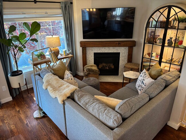 Building Photo - Ballard Townhouse