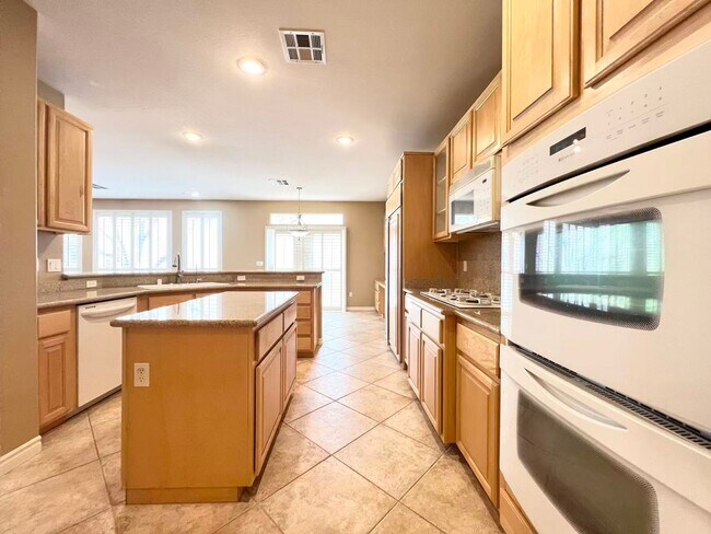 Building Photo - Welcome to the gorgeous home in Rhode Ranch