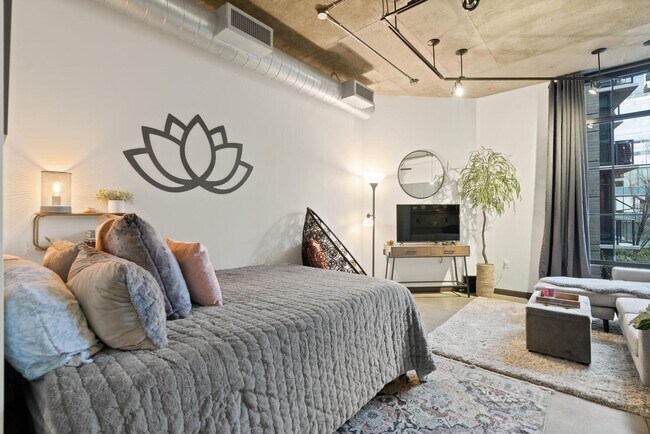 Building Photo - **FURNISHED** Streetcar Lofts studio w/parking/storage/Juliette balcony/fitness center/courtyard ...