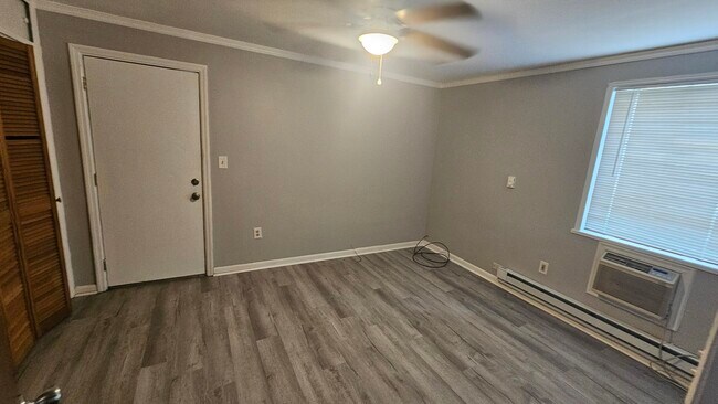 Building Photo - 123 East Ct