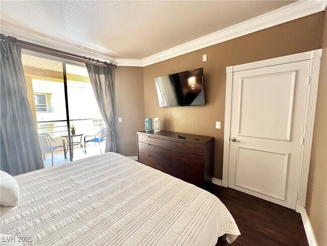 Building Photo - 230 E Flamingo Rd