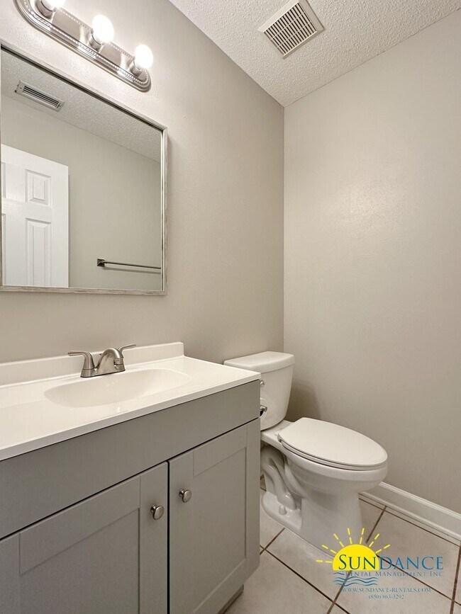 Building Photo - Stunning 4 Bedroom Mary Esther Home, minut...