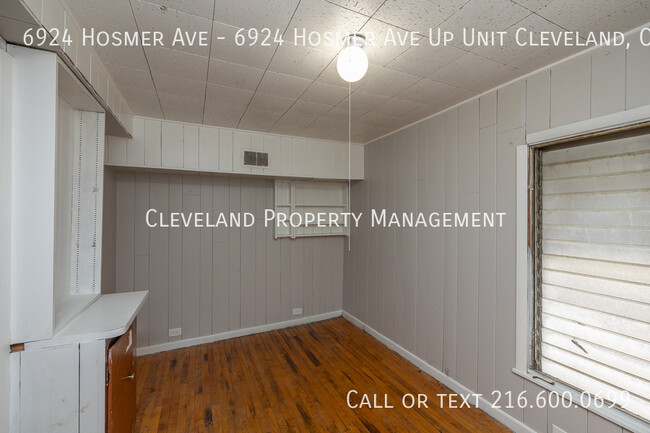 Building Photo - Newly Renovated Cleveland Duplex