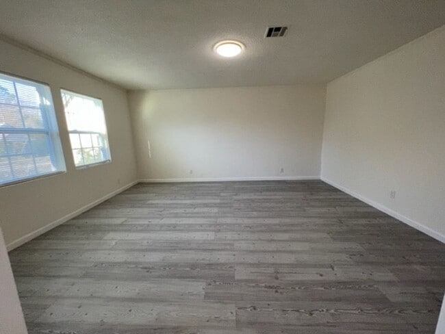 Building Photo - 3 Bedroom, 1 Bath Home
