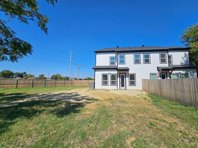 Building Photo - Ready for immediate move in!