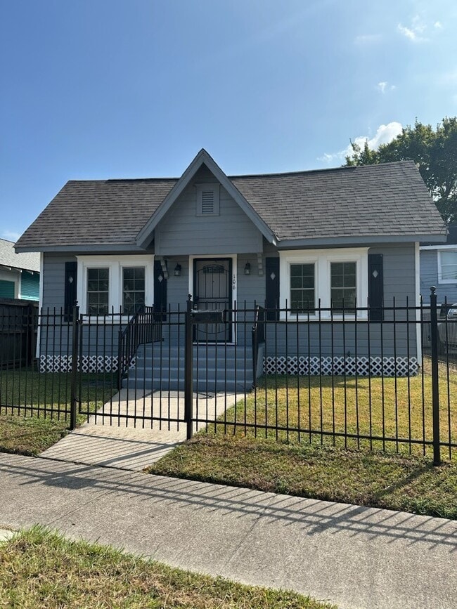 Building Photo - 106 N Eastwood St