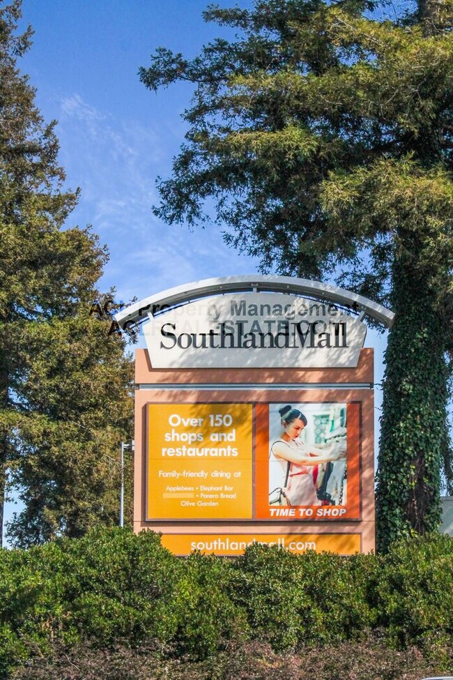 Building Photo - Quiet and Quaint Hayward Hills Condo 4 Rent