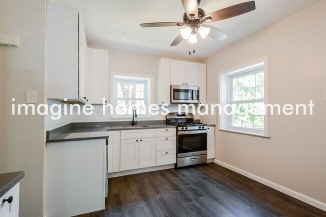 Building Photo - Lovely Updated Home in Shaftesbury Ave