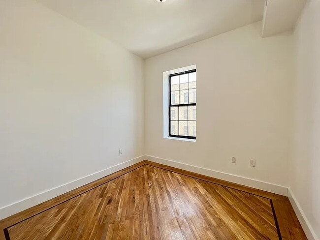Building Photo - "Charming 1-Bedroom Retreat in Prime Brooklyn Location – Your Urban Oasis Awaits!"