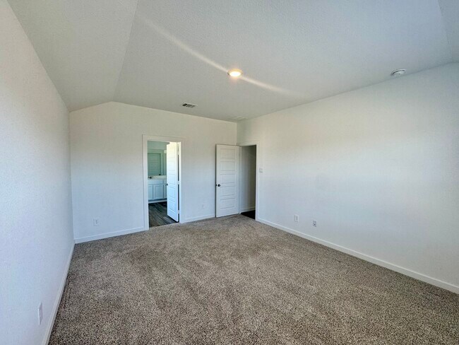 Building Photo - 1102 Rayburn Dr