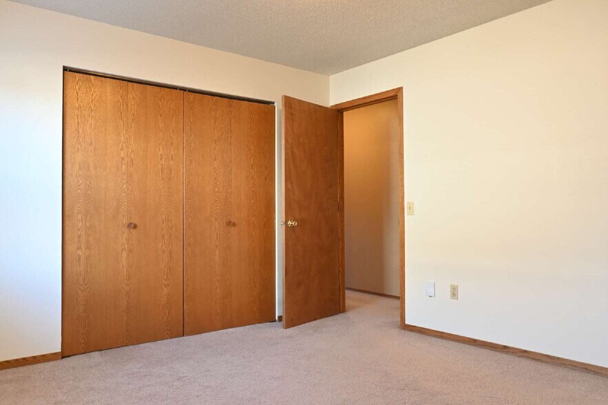 Building Photo - 1401 River View Ave