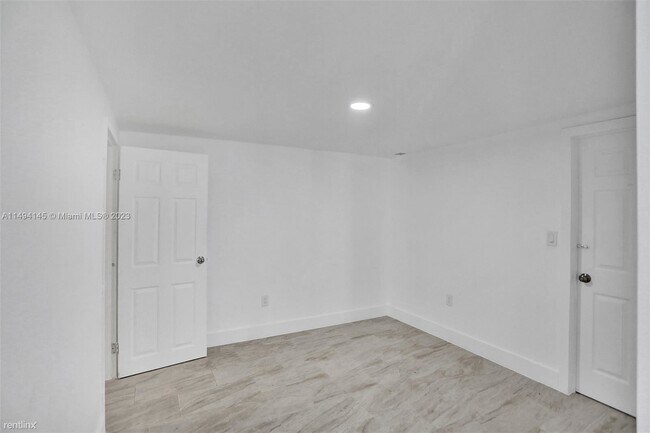 Building Photo - 3 br, 2 bath House - 242 SW 9th St # 1
