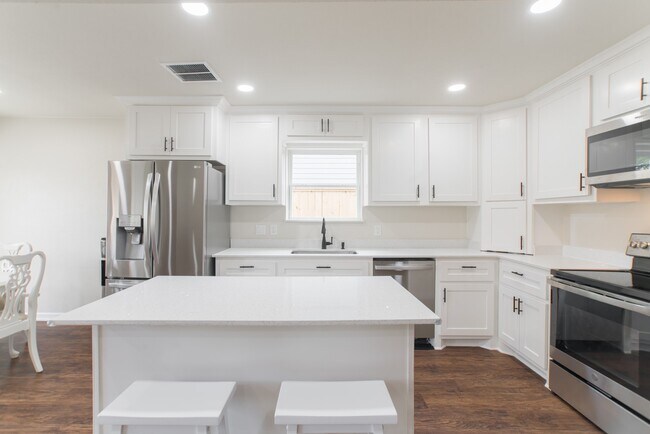 Building Photo - 4913 Deerwood Cir