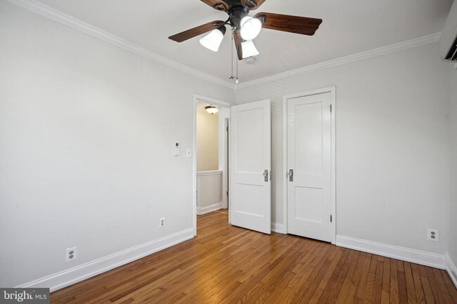 Building Photo - Gorgeous, Sun-lit,Townhouse in Alexandria