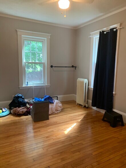 Building Photo - 214 Maplewood St