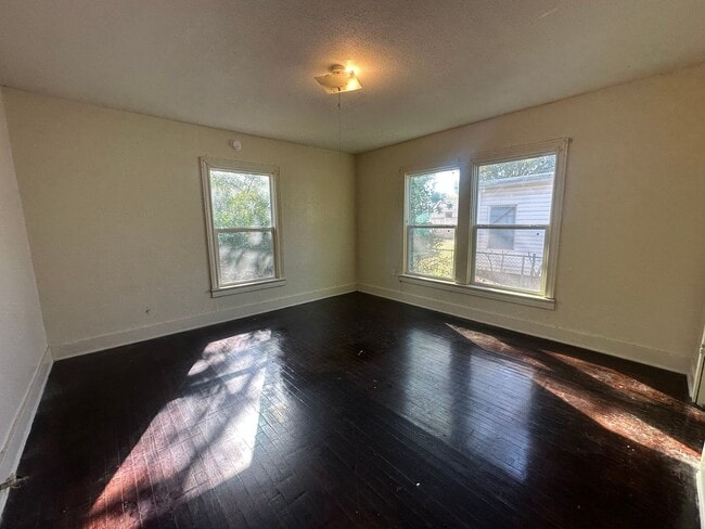 Building Photo - 4008 Beverly Dr