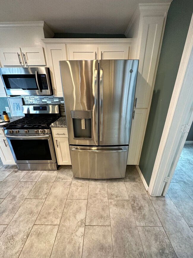 Building Photo - Make this Fairmount Showstopper Home!