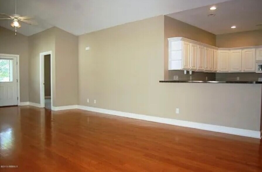 Building Photo - 8 Lagaree Ct