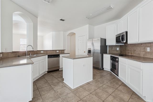 Building Photo - 11001 La Grange Dr