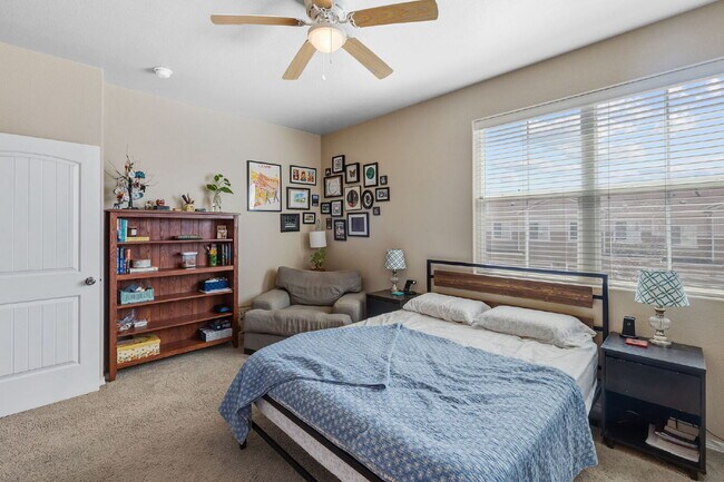 Building Photo - This 3 bed 2.5 bath townhome offers a perf...