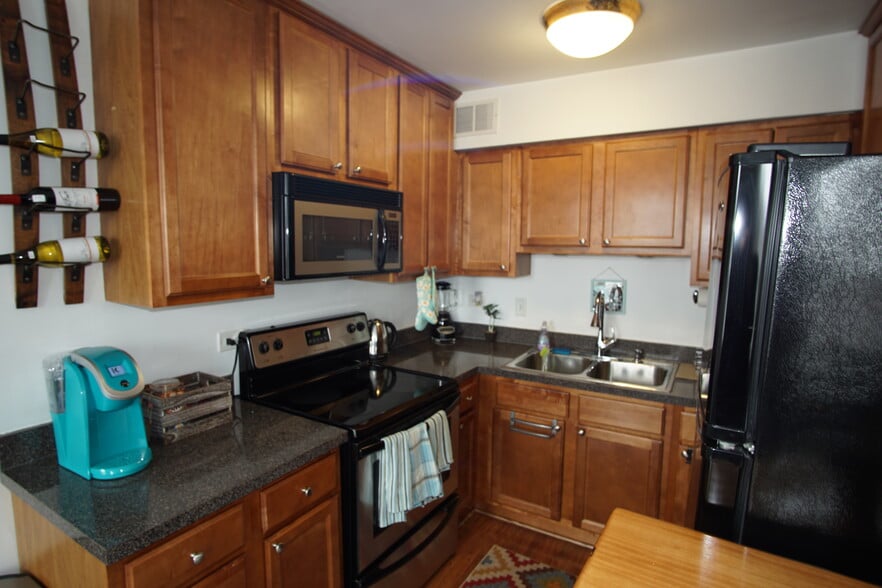 Building Photo - 636 W Webster Ave