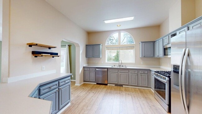 Building Photo - Wake up just steps from Penn Cove with space to spread out, store your boat, and fully enjoy Whid...