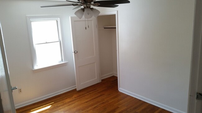 Building Photo - Modern 2 Bed/1 Bath row house with off-str...