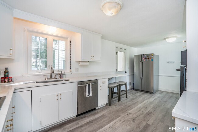 Building Photo - 25 Greensview Dr