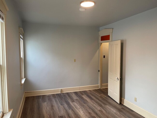 Building Photo - 146 E Main St