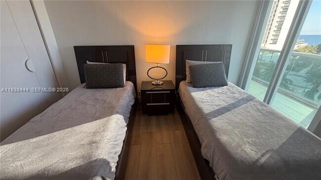 Building Photo - 100 Bayview Dr