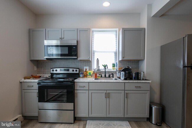 Building Photo - 419 Woodward St