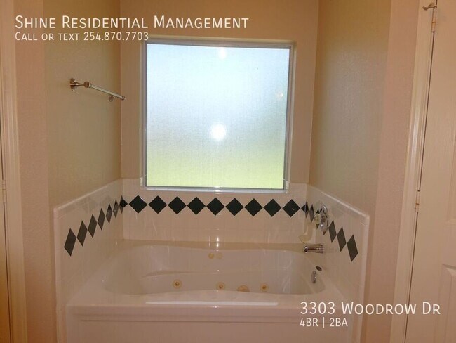 Building Photo - 3303 Woodrow Dr