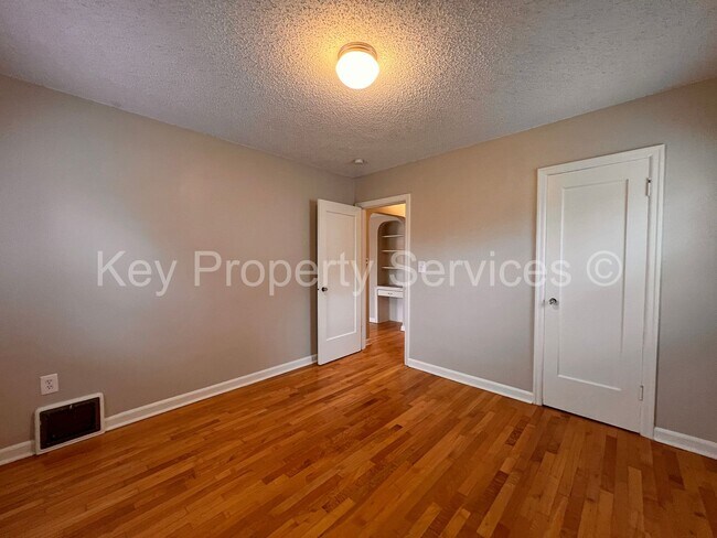 Building Photo - Charming Two Bedroom House near Downtown V...
