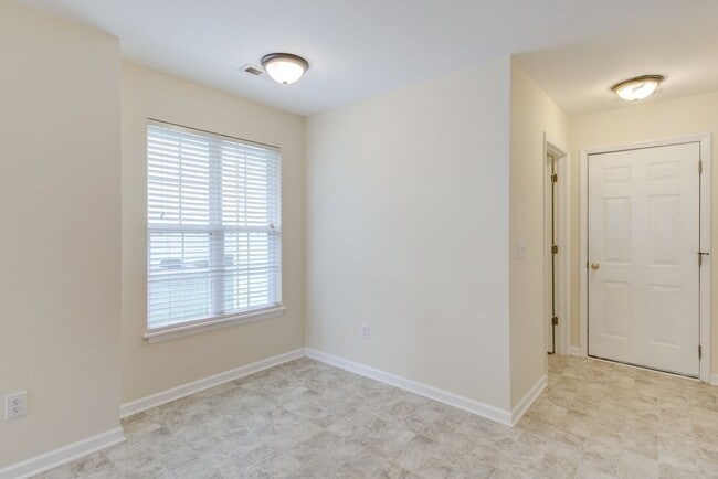 Building Photo - 3 Bedroom Townhouse in Wakefield with 1 Ca...