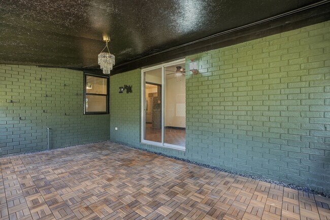 Building Photo - 703 Pineview Ct