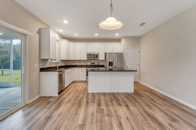 Building Photo - 4 Bed/2.5 Bath in The Commons