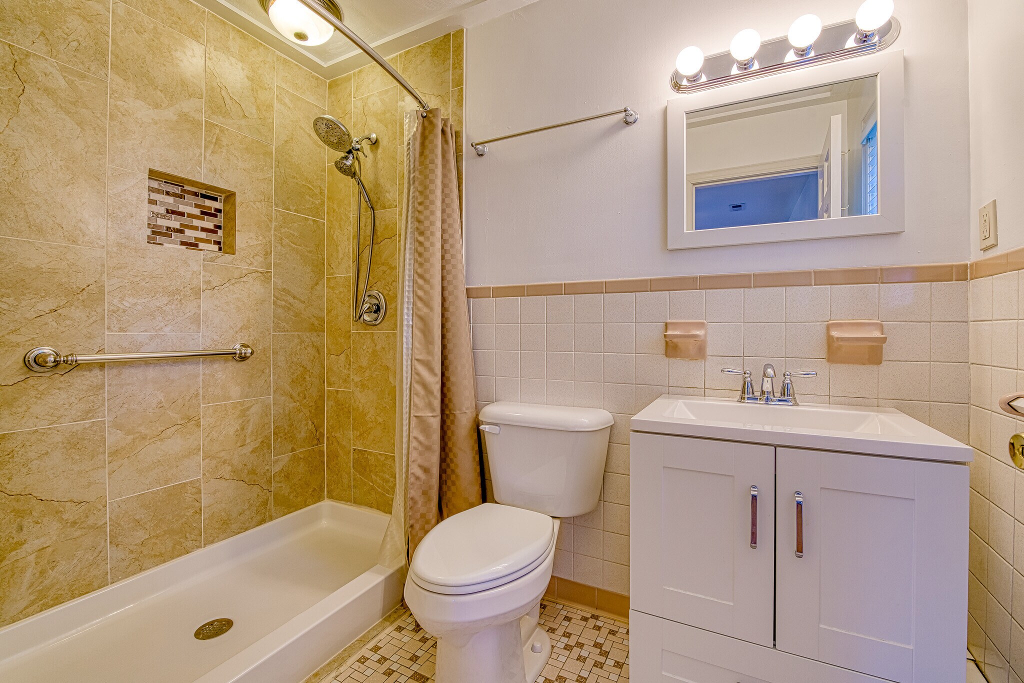 Building Photo - 21 Bayview Dr