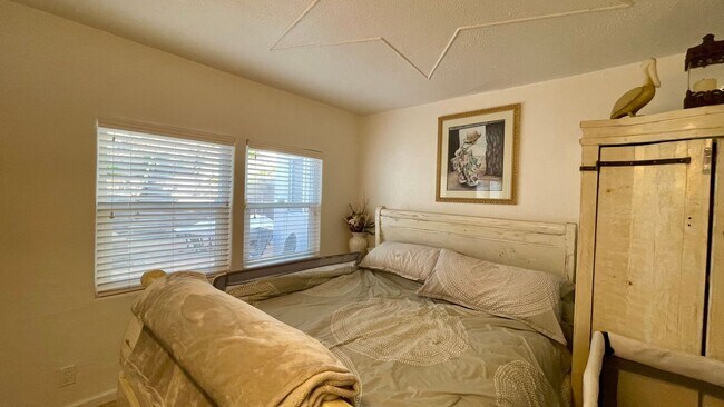 Building Photo - Ocean View 3-Bedroom House on Bay St. walkable to the Beach