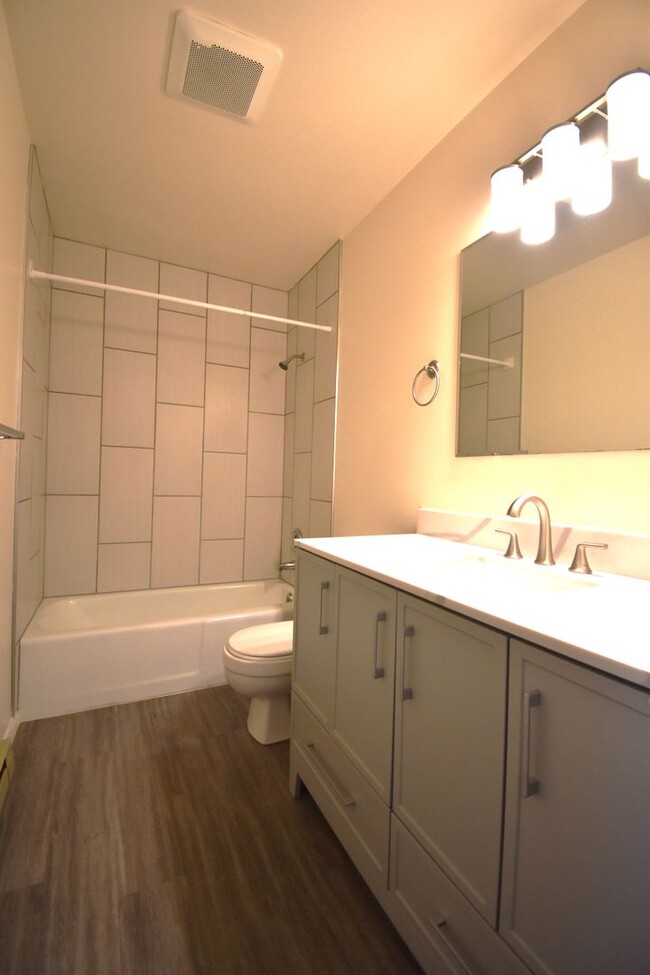 Building Photo - 2BR/1Ba, close to 7th Street, food truck c...