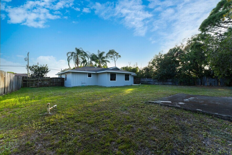 Building Photo - 1181 SW Sarto Ln