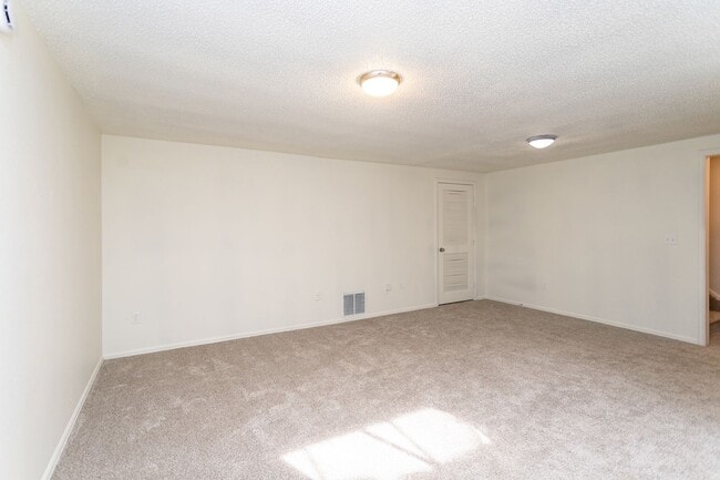 Building Photo - Beautifully Maintained Townhome with Fantastic Amenities