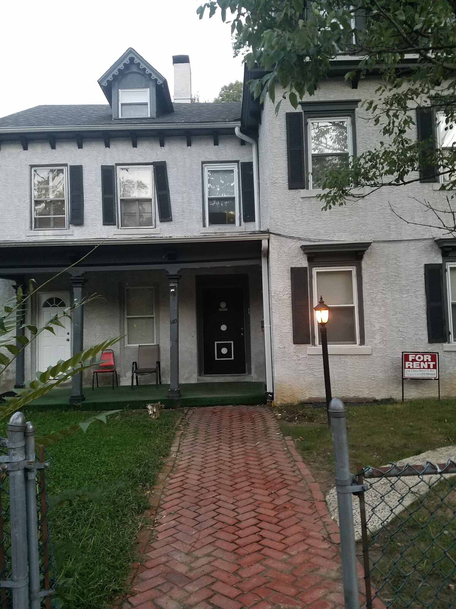 Building Photo - 180 E Walnut Ln