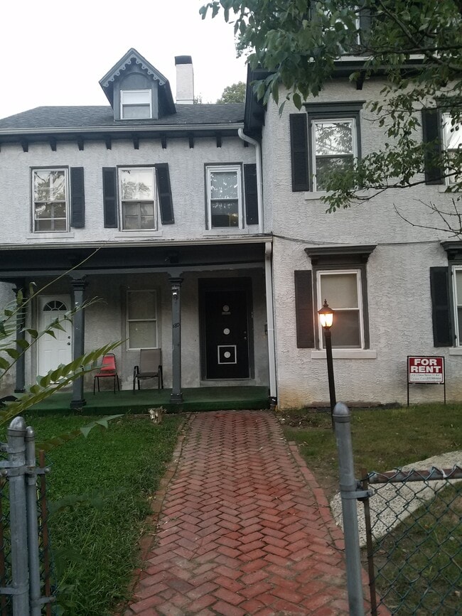 Building Photo - 180 E Walnut Ln