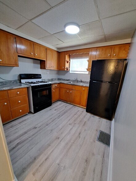 Building Photo - 1049 Nelson Ave